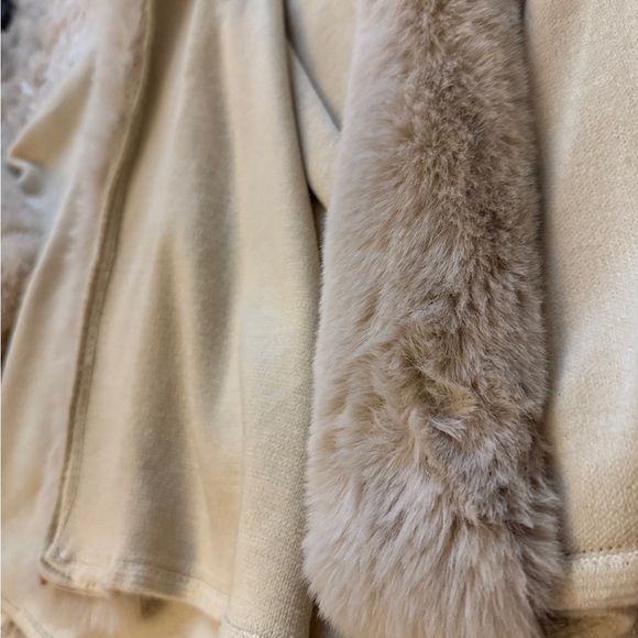 Elegant Cream Faux Fur Trim Cape - Picture 3 of 6
